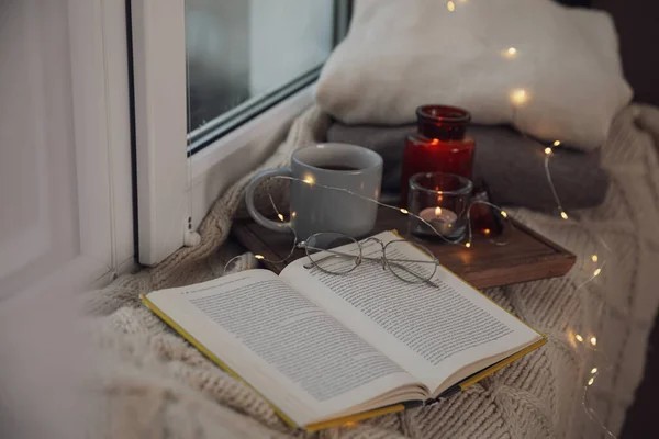 Ένα Φλιτζάνι Ζεστό Ποτό Ανοιχτό Βιβλίο Και Χριστουγεννιάτικα Φώτα Πλεκτή — Φωτογραφία Αρχείου