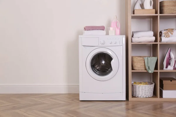 Interior Lavandaria Com Máquina Lavar Roupa Moderna Unidade Estantes Perto — Fotografia de Stock