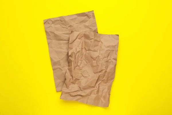 Listy Zmačkaného Hnědého Papíru Žlutém Pozadí Horní Pohled — Stock fotografie