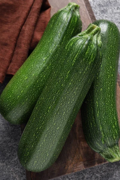 Rohe Reife Zucchinis Auf Grauem Tisch Draufsicht — Stockfoto