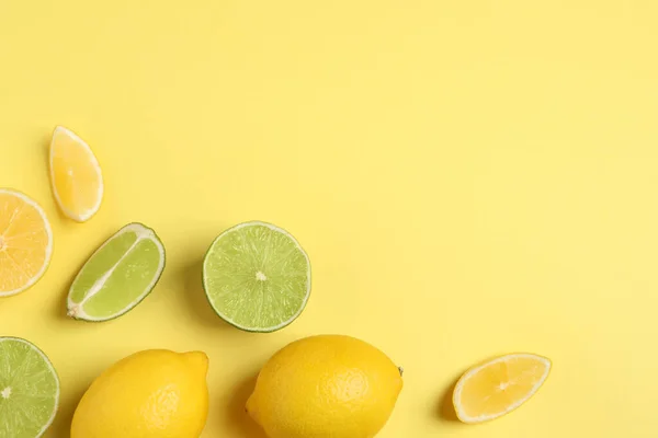 Fresh Ripe Lemons Limes Yellow Background Flat Lay Space Text — Stock Photo, Image