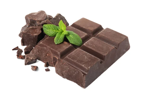 Leckere Schokoladenstücke Und Minze Auf Weißem Hintergrund — Stockfoto