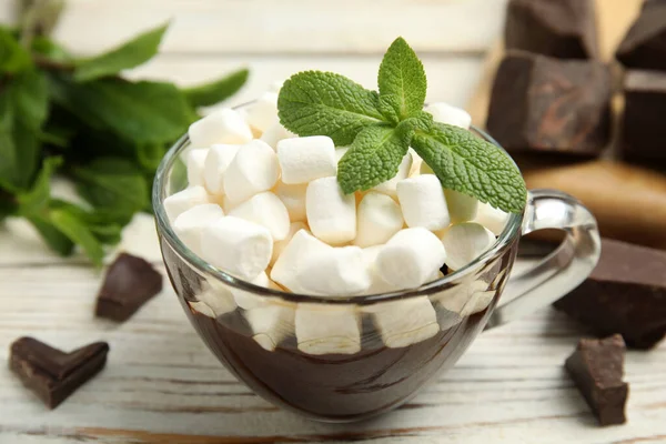 Glasschale Mit Köstlicher Heißer Schokolade Mit Marshmallows Und Frischer Minze — Stockfoto