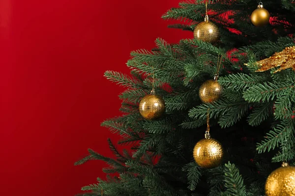 赤い背景に美しく装飾されたクリスマスツリー クローズアップ テキストのスペース — ストック写真
