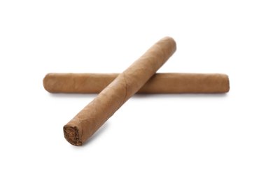 Beyaz arka planda tütün yapraklarına sarılı purolar