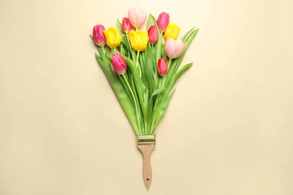 Cepillo Con Tulipanes Colores Sobre Fondo Beige Vista Superior Concepto — Foto de Stock
