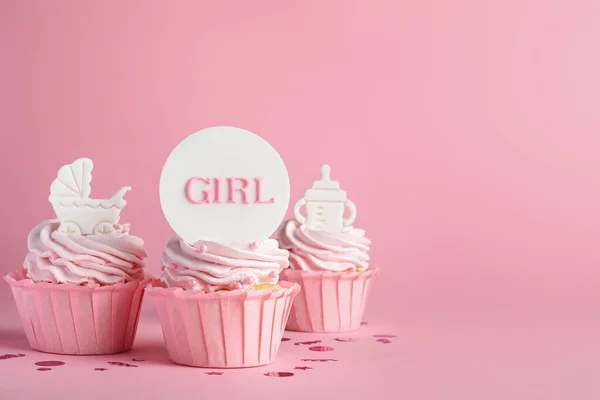 Gyönyörűen Berendezett Babaköszöntő Cupcakes Tejszínnel Lány Felsők Rózsaszín Háttérrel Szöveg — Stock Fotó