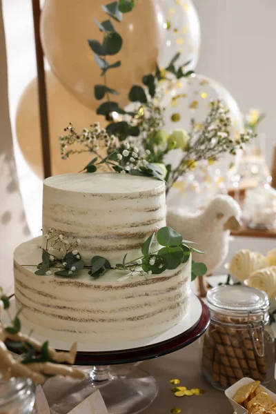 아름다운 케이크와 음식들 테이블에 있습니다 베이비 — 스톡 사진