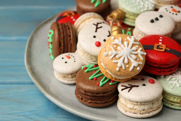 Krásně Zdobené Vánoční Macarony Světle Modrém Dřevěném Stole Detailní Záběr — Stock fotografie