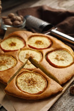 Tahta masada hindistan cevizi tozlu lezzetli elmalı turta.