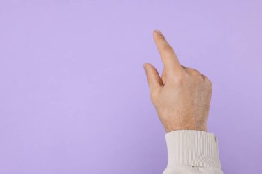 Menekşe arka planda bir şey tutan adam, yakın plan. Metin için boşluk