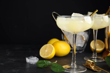 Lezzetli arı dizleri kokteylleri ve siyah masadaki malzemeler. Metin için boşluk