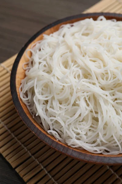 Ciotola Con Tagliatelle Riso Cotto Tappetino Paglia Tavola Primo Piano — Foto Stock