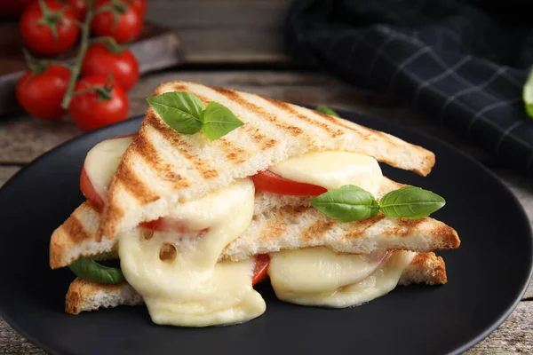 Läckra Grillade Smörgåsar Med Mozzarella Tomater Och Basilika Svart Tallrik — Stockfoto