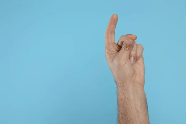 Mann Schnippt Mit Den Fingern Auf Hellblauem Hintergrund Nahaufnahme Der — Stockfoto