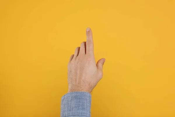 Άνθρωπος Δείχνει Κάτι Κίτρινο Φόντο Κοντινό Πλάνο Στο Χέρι — Φωτογραφία Αρχείου