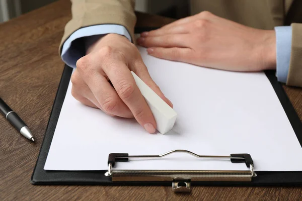 Vrouw Wist Iets Papier Aan Houten Tafel Close — Stockfoto