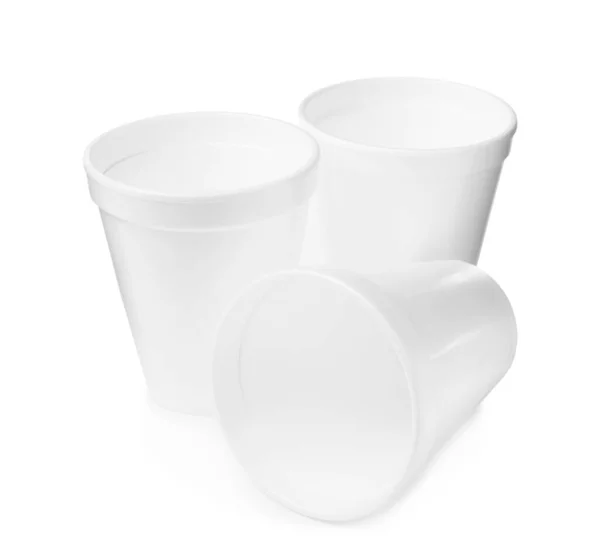 Три Чисті Пінополістирольні Чашки Білому Тлі — стокове фото