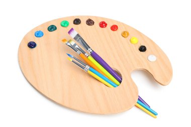 Beyaz arka planda boya ve fırçalı palet. Sanatçı ekipmanı