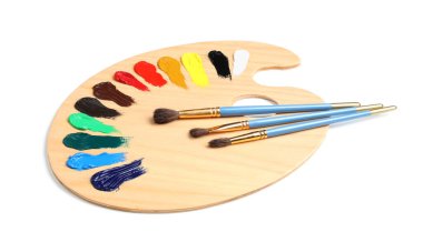 Beyaz arka planda boya ve fırçalı palet. Sanatçı ekipmanı