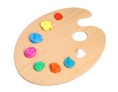 Beyaz arka planda boyalar olan palet. Sanatçı ekipmanı