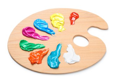 Beyaz arka planda boyalar olan palet. Sanatçı ekipmanı