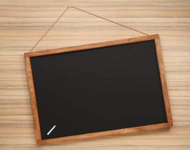 Ahşap duvarında tebeşir olan temiz bir tahta.