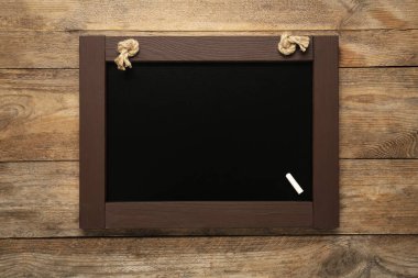 Tahtada beyaz tebeşir olan temiz, küçük bir karatahta.