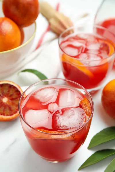 대리석 테이블 과일이 곁들여진 맛있는 시실리안 오렌지 — 스톡 사진