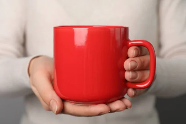 Kvinna Som Håller Mugg Med Varm Dryck Närbild Kaffepaus — Stockfoto