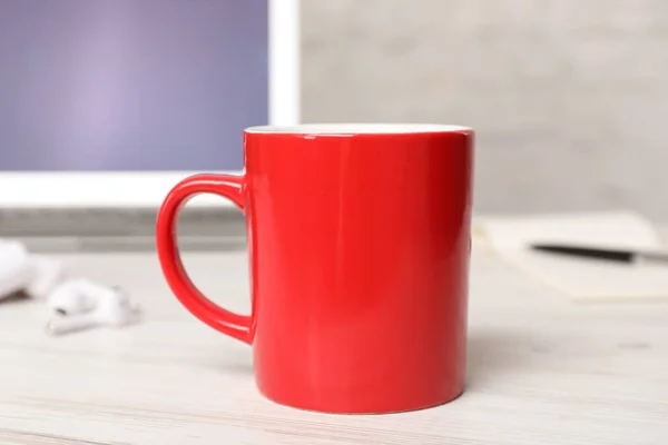 Taza Bebida Caliente Mesa Madera Blanca Oficina Pausa Para Café — Foto de Stock