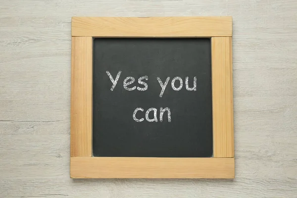 Chalkboard Pequeno Com Citação Motivacional Sim Você Pode Fundo Madeira — Fotografia de Stock