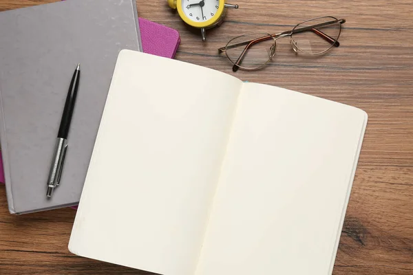 Notitieboekjes Pen Bril Wekker Houten Tafel Plat Gelegd Ruimte Voor — Stockfoto