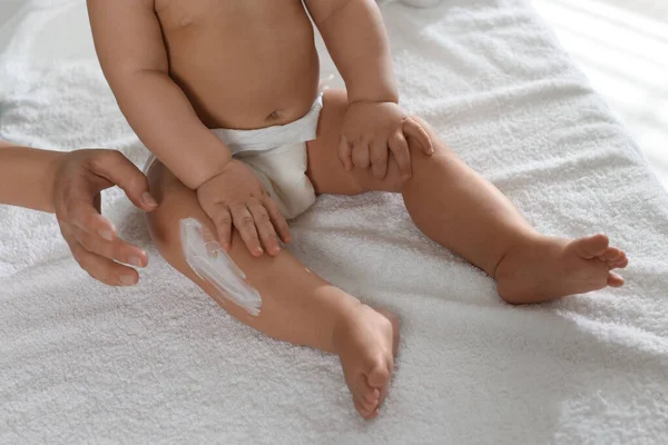 Madre Aplicando Crema Corporal Pequeño Bebé Primer Plano —  Fotos de Stock