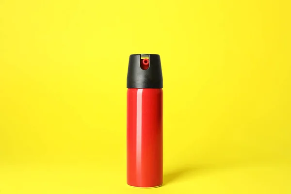 Flaska Med Gas Peppar Spray Gul Bakgrund — Stockfoto