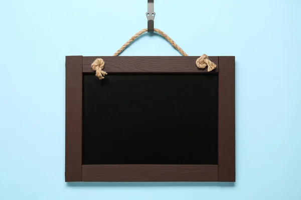 Limpe Pequeno Quadro Preto Pendurado Fundo Azul Claro — Fotografia de Stock