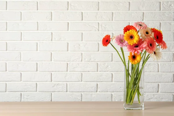 Bouquet Beautiful Colorful Gerbera Flowers Vase Table White Brick Wall — Stock Photo, Image