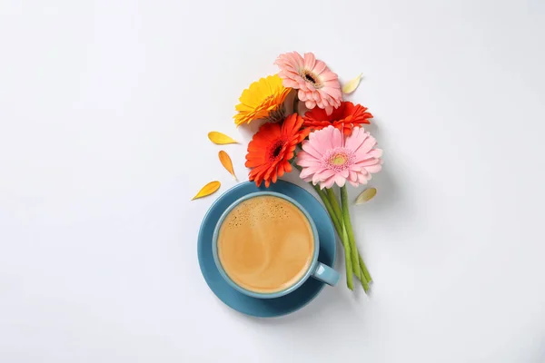 Mooie Kleurrijke Gerbera Bloemen Bloemblaadjes Kopje Koffie Witte Achtergrond Platte — Stockfoto