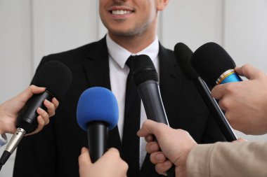 Mutlu iş adamı resmi etkinlikte gazetecilere röportaj veriyor, kapanış