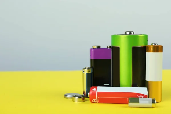 Verschillende Soorten Batterijen Kleur Achtergrond Ruimte Voor Tekst — Stockfoto