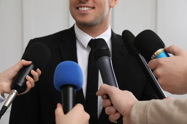 Gelukkige Zakenman Geeft Interview Aan Journalisten Officieel Evenement Close — Stockfoto