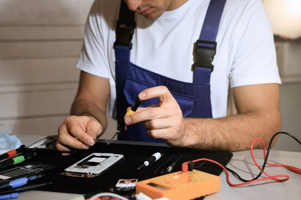 Técnico Reparar Smartphone Quebrado Mesa Dentro Casa Close — Fotografia de Stock