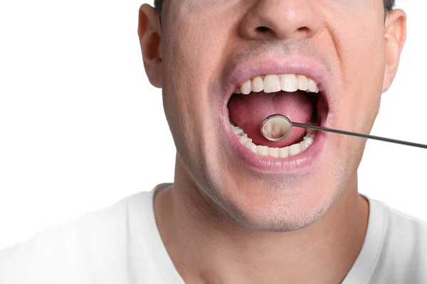 Esaminare Denti Gengive Dell Uomo Con Specchio Sfondo Bianco Primo — Foto Stock