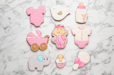 Beyaz mermer masada bebek duşlu kurabiyeler var.