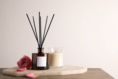 Ahşap masa üzerinde aromatik kamış oda spreyi ile kompozisyon, metin için boşluk