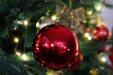 Güzel dekore edilmiş Noel ağacı kırmızı mücevherli, yakın plan.