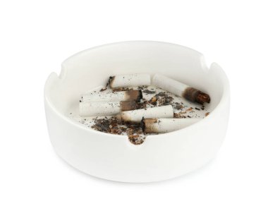 Beyaz üzerine izole sigara izmaritleri seramik kül tablası