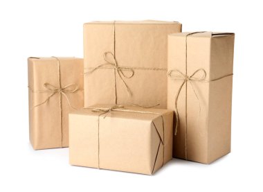 Beyaz arkaplanda kraft kağıdı ve sicimle sarılı paketler