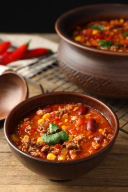 Ahşap masada lezzetli Chili con Carne ile kase