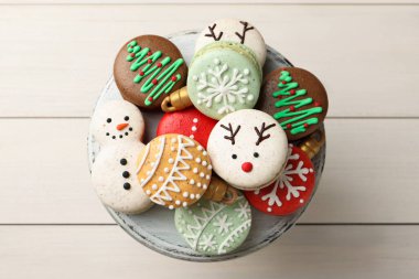 Beyaz ahşap masada güzel dekore edilmiş noel kurabiyeleri, üst manzara.
